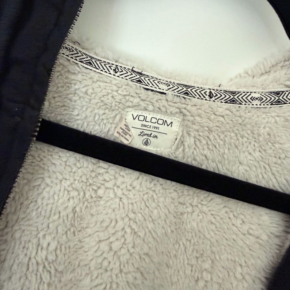 Volcom Black “Lived In” Series Jacket with Cream Sherpa Lining - Picture 4 of 4